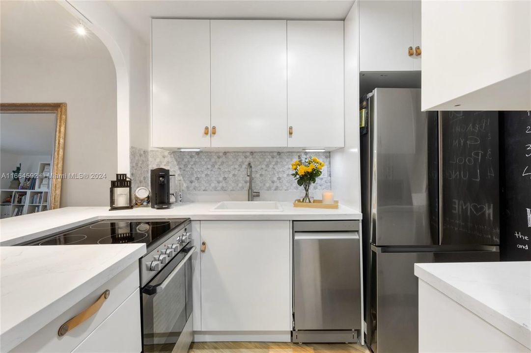 For Sale: $479,000 (1 beds, 1 baths, 726 Square Feet)