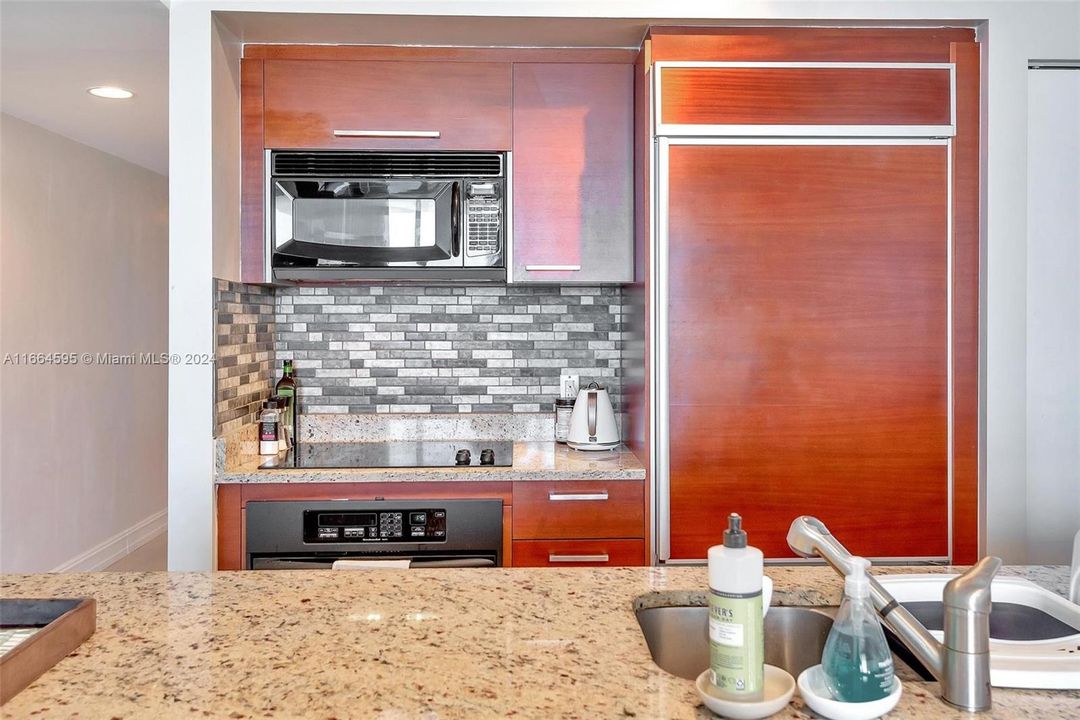 For Sale: $699,000 (1 beds, 1 baths, 844 Square Feet)