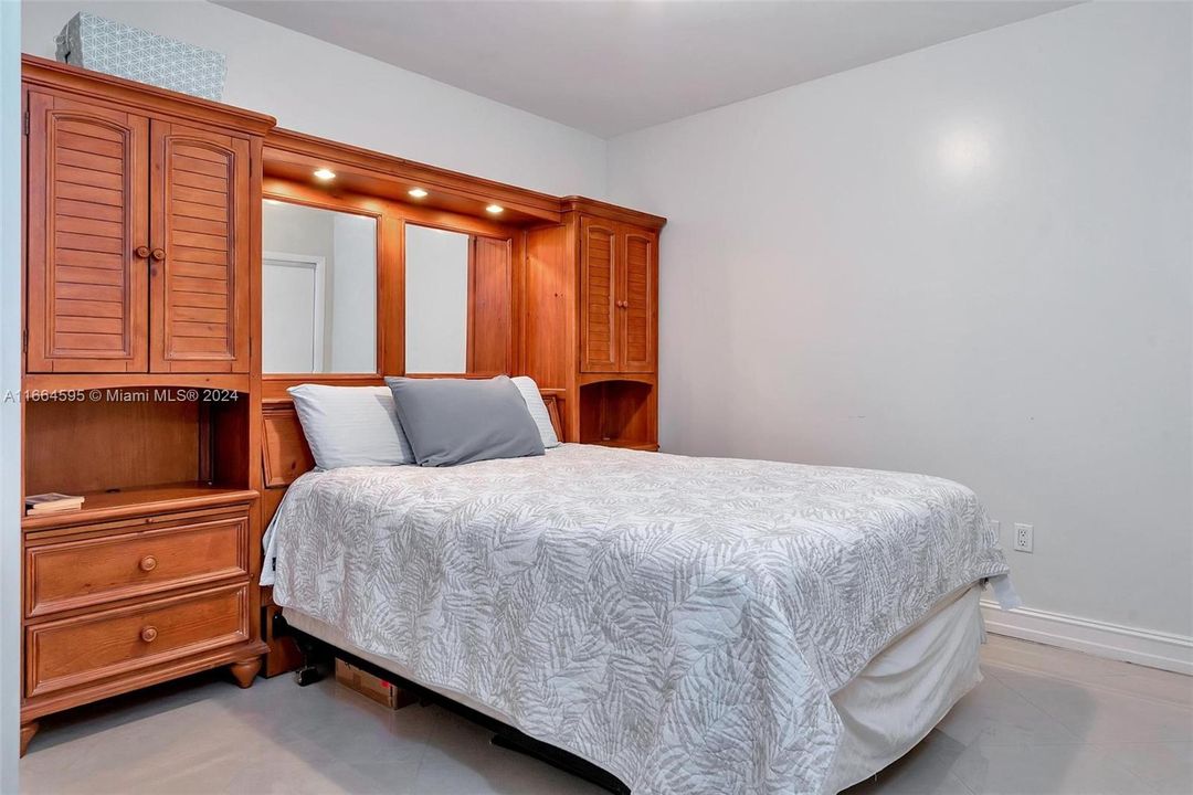 For Sale: $699,000 (1 beds, 1 baths, 844 Square Feet)