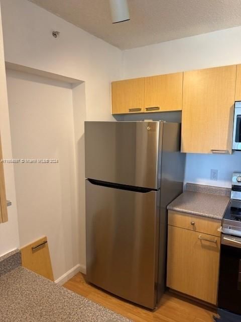 For Sale: $265,000 (1 beds, 1 baths, 736 Square Feet)