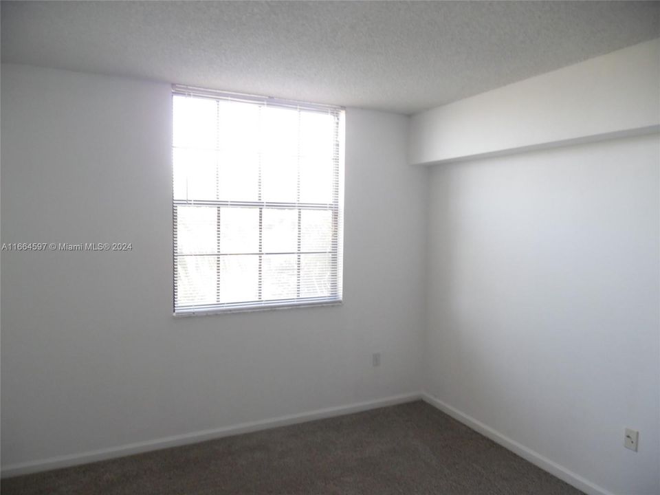 For Sale: $265,000 (1 beds, 1 baths, 736 Square Feet)