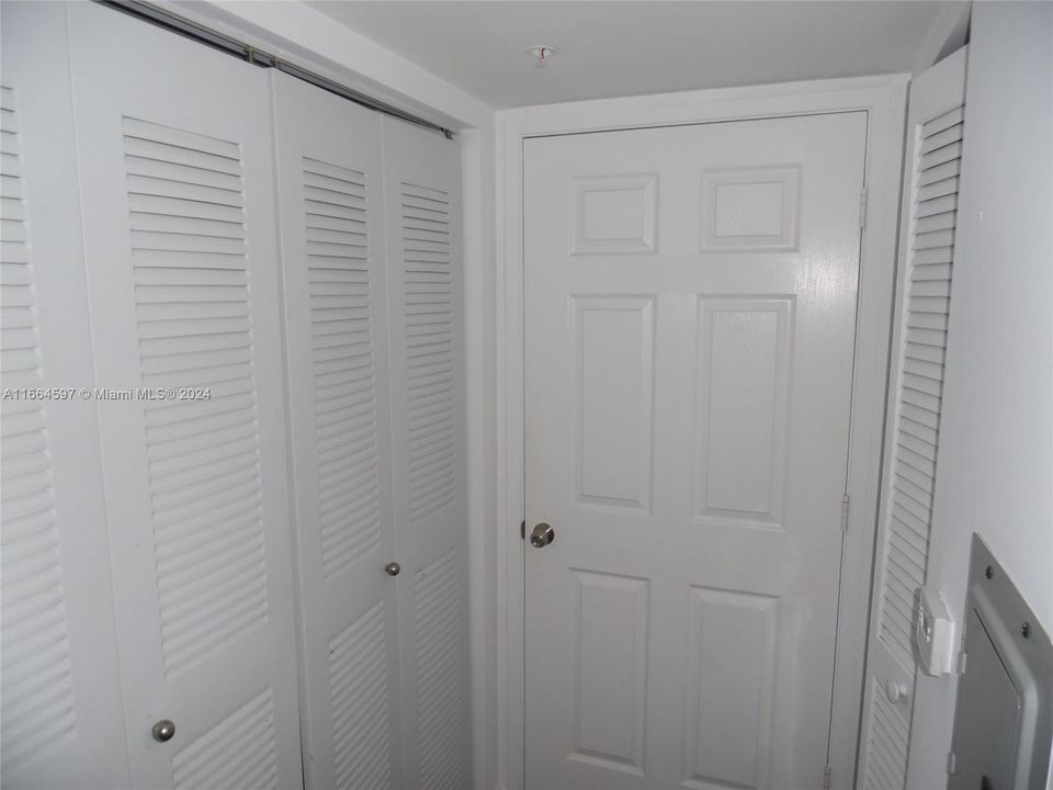 For Sale: $265,000 (1 beds, 1 baths, 736 Square Feet)