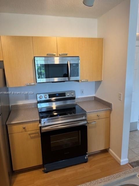 For Sale: $265,000 (1 beds, 1 baths, 736 Square Feet)