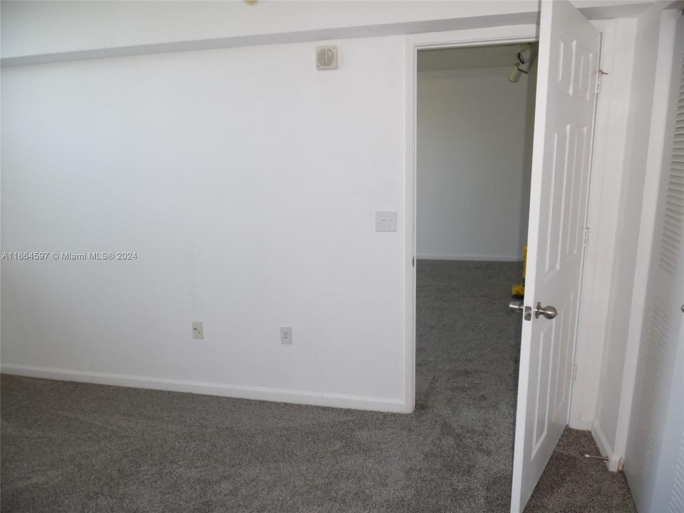 For Sale: $265,000 (1 beds, 1 baths, 736 Square Feet)