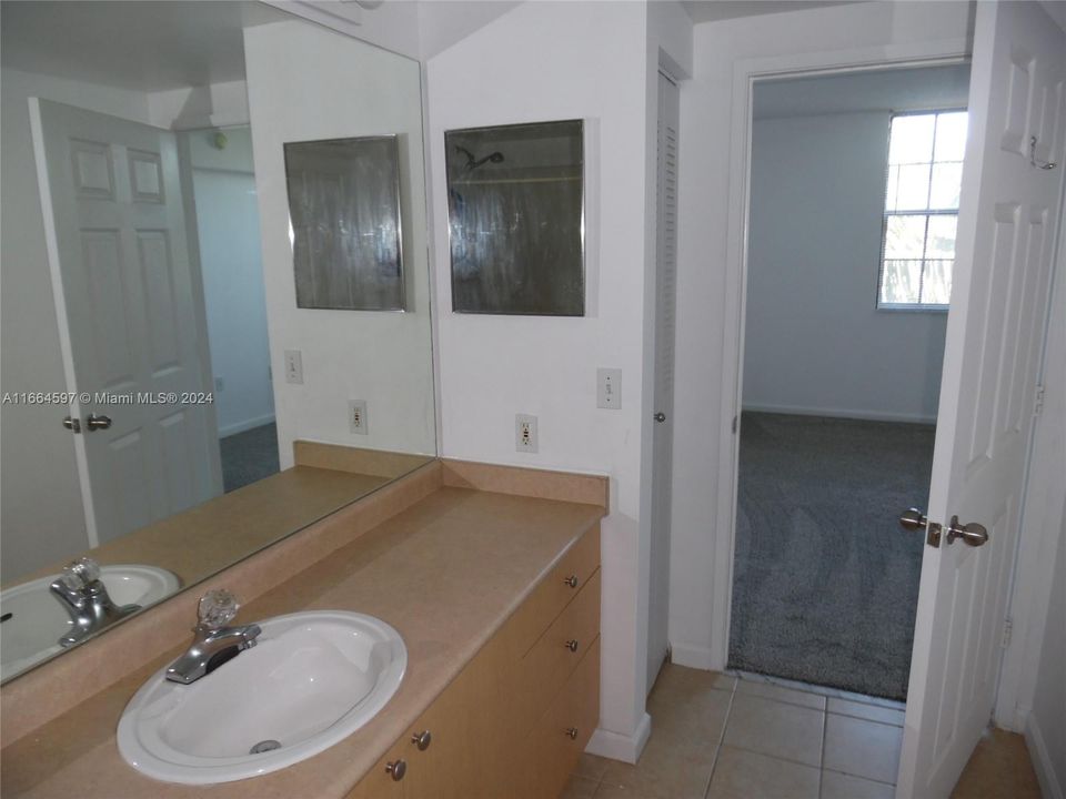 For Sale: $265,000 (1 beds, 1 baths, 736 Square Feet)