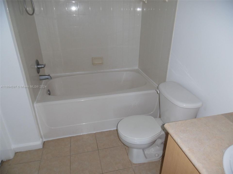 For Sale: $265,000 (1 beds, 1 baths, 736 Square Feet)