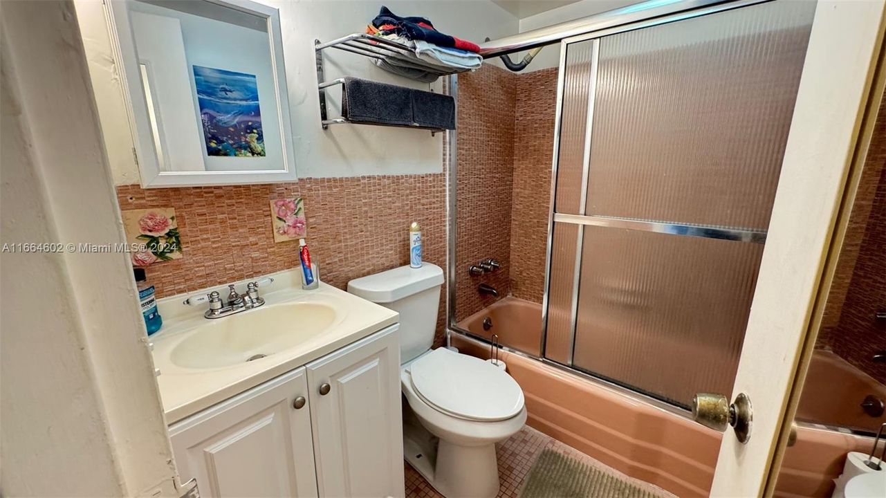 For Sale: $200,000 (1 beds, 1 baths, 878 Square Feet)