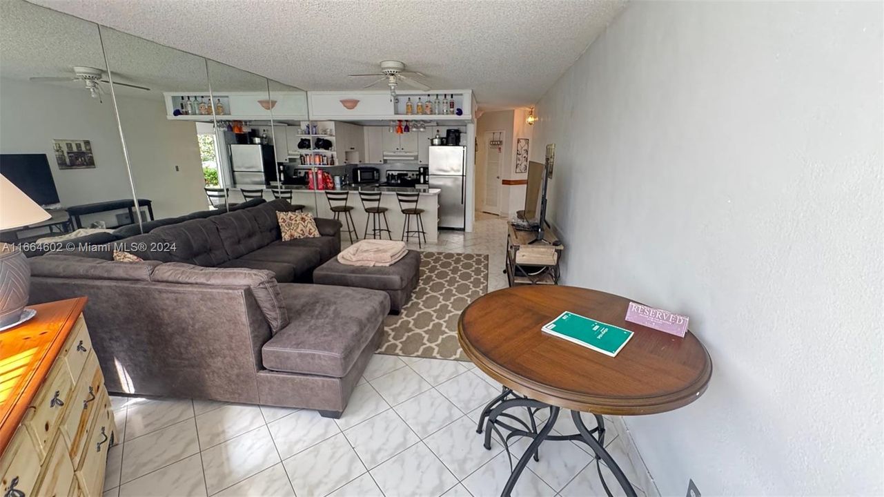 For Sale: $200,000 (1 beds, 1 baths, 878 Square Feet)