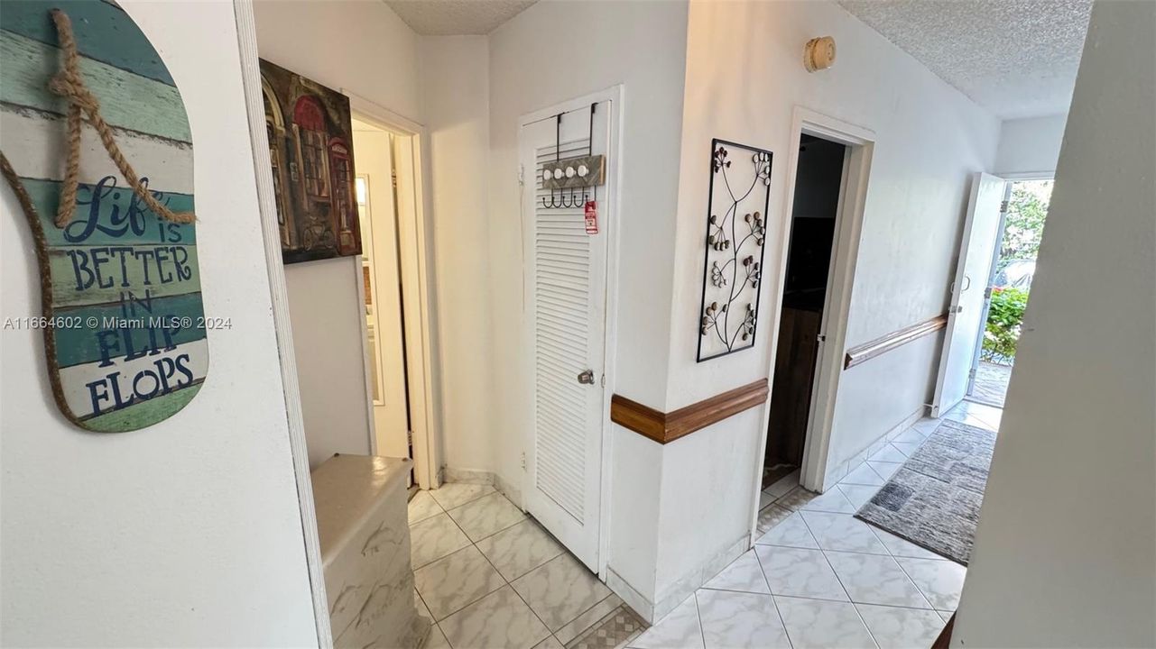 For Sale: $200,000 (1 beds, 1 baths, 878 Square Feet)