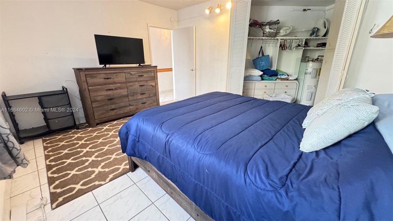 For Sale: $200,000 (1 beds, 1 baths, 878 Square Feet)