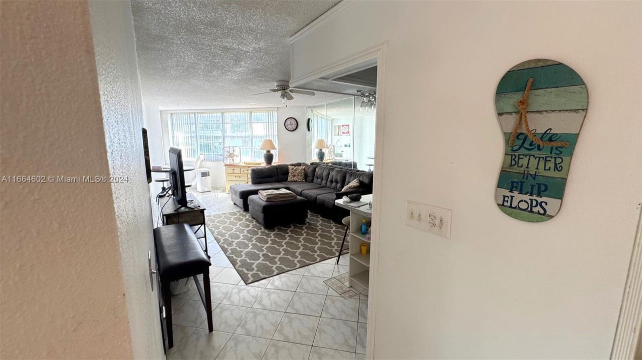 For Sale: $200,000 (1 beds, 1 baths, 878 Square Feet)