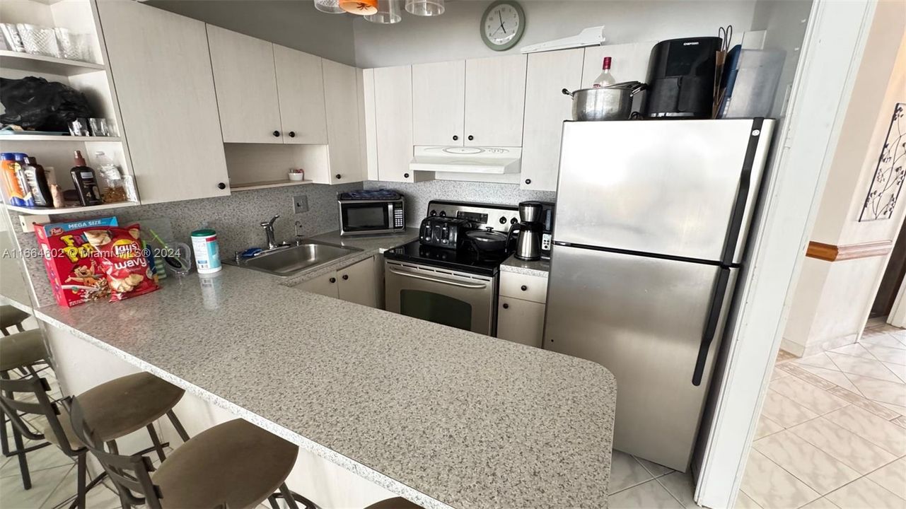 For Sale: $200,000 (1 beds, 1 baths, 878 Square Feet)