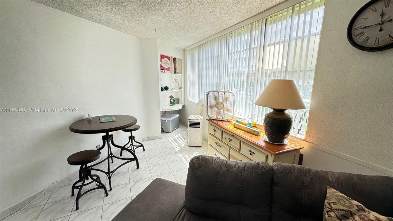 For Sale: $200,000 (1 beds, 1 baths, 878 Square Feet)