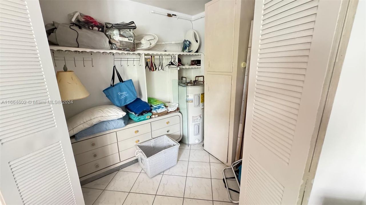 For Sale: $200,000 (1 beds, 1 baths, 878 Square Feet)