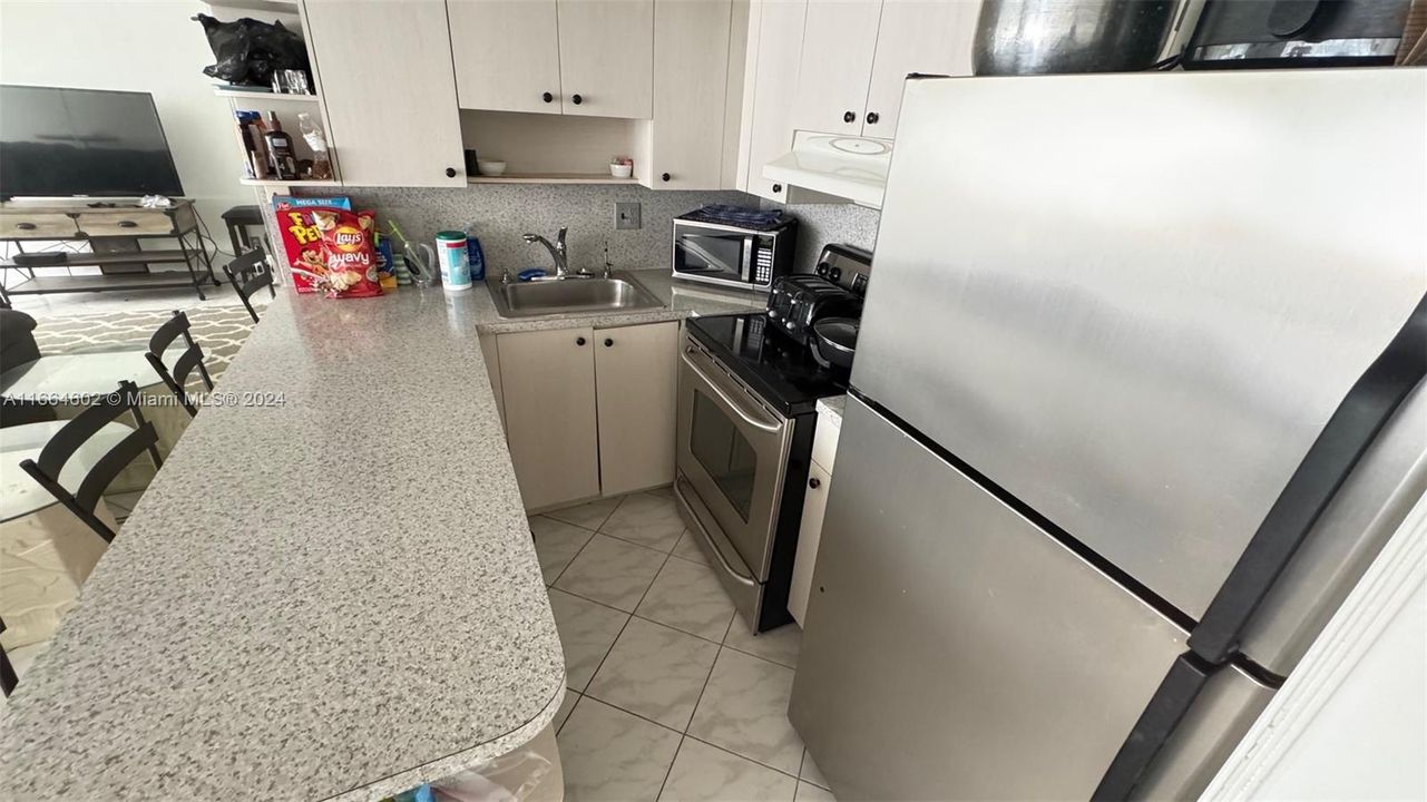 For Sale: $200,000 (1 beds, 1 baths, 878 Square Feet)