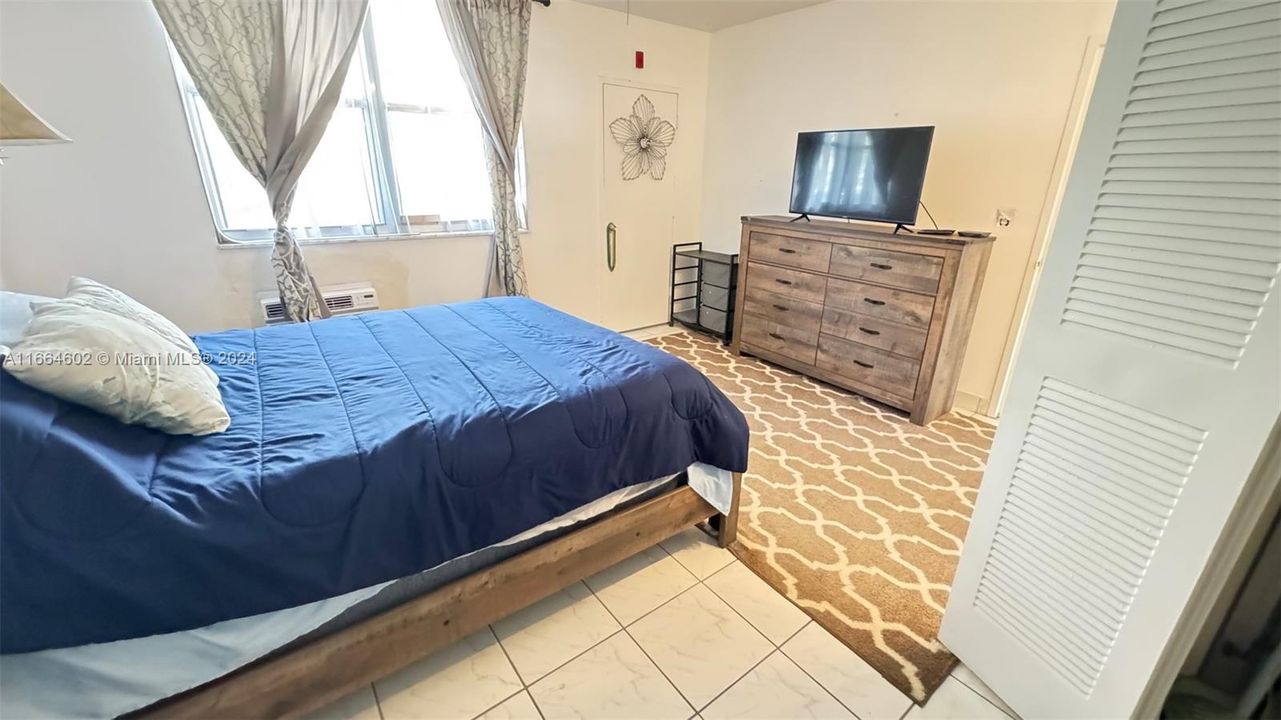 For Sale: $200,000 (1 beds, 1 baths, 878 Square Feet)