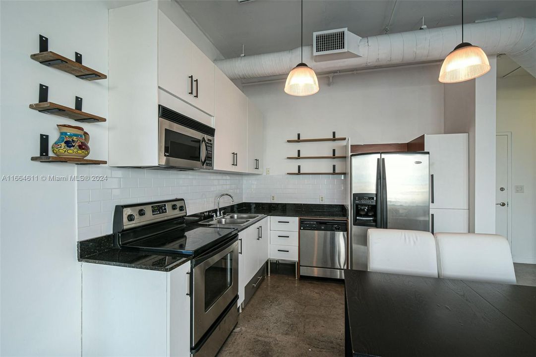 For Rent: $3,500 (2 beds, 2 baths, 958 Square Feet)