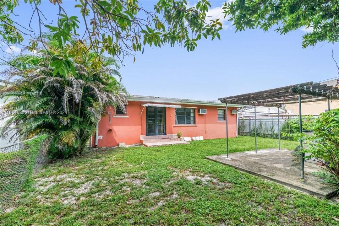 En Venta: $625,000 (4 camas, 2 baños, 1640 Pies cuadrados)