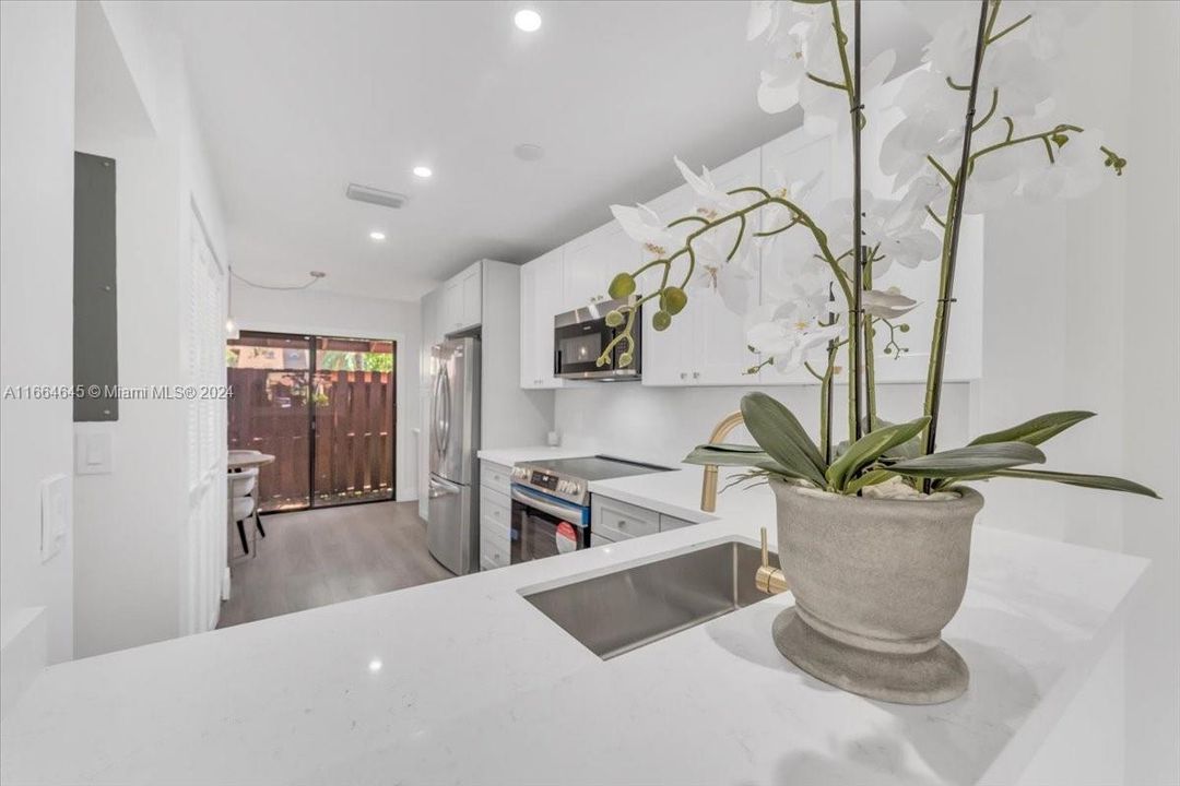 For Sale: $435,000 (2 beds, 1 baths, 1252 Square Feet)