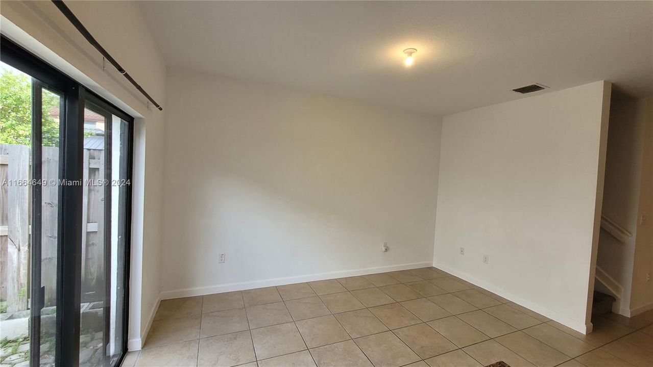 For Rent: $2,500 (3 beds, 2 baths, 1565 Square Feet)