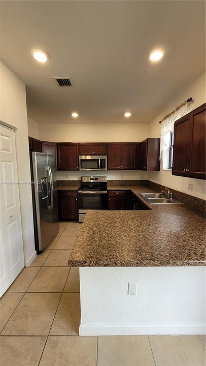 For Rent: $2,500 (3 beds, 2 baths, 1565 Square Feet)