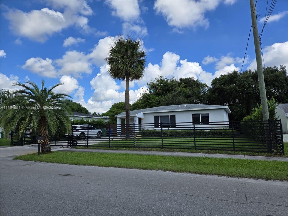 For Sale: $659,900 (3 beds, 2 baths, 1014 Square Feet)