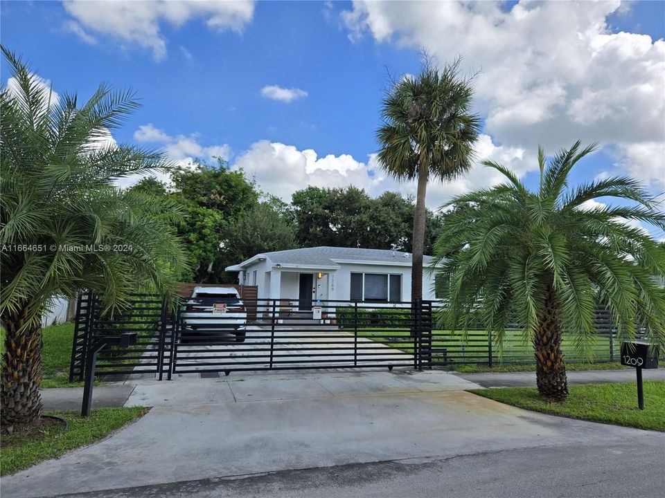 For Sale: $659,900 (3 beds, 2 baths, 1014 Square Feet)