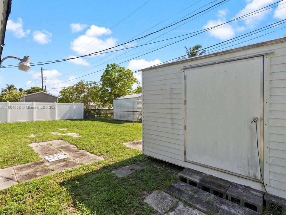 For Sale: $350,000 (2 beds, 1 baths, 810 Square Feet)