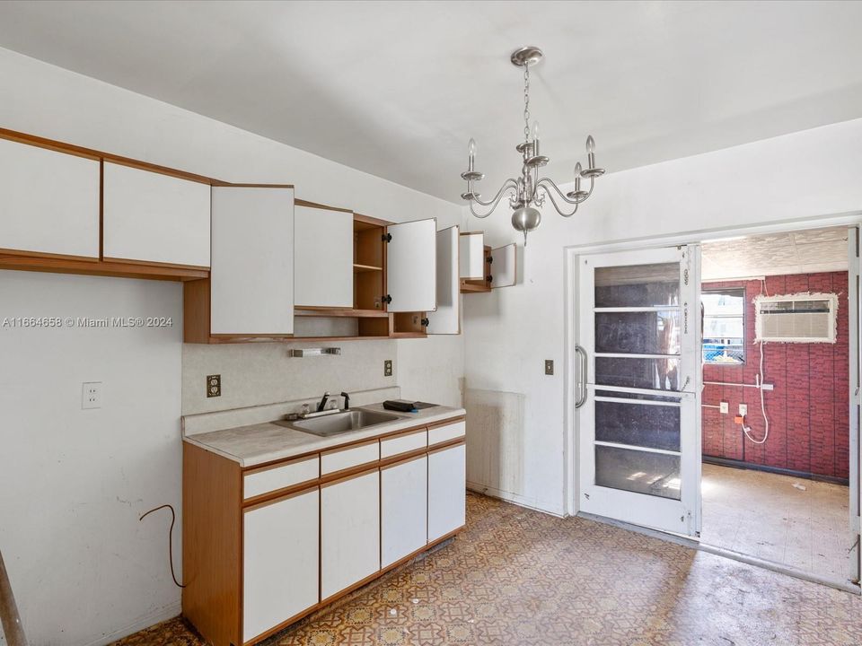 For Sale: $350,000 (2 beds, 1 baths, 810 Square Feet)