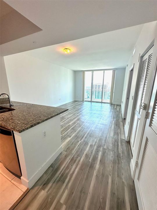 For Sale: $549,000 (1 beds, 1 baths, 702 Square Feet)