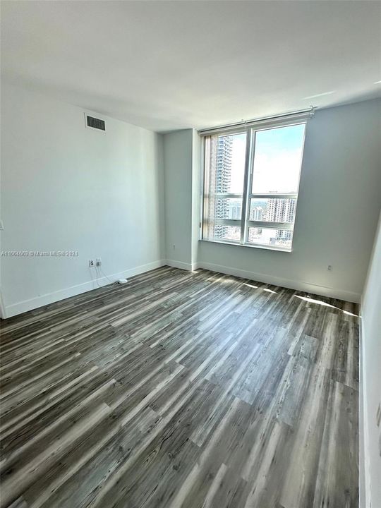 For Sale: $549,000 (1 beds, 1 baths, 702 Square Feet)