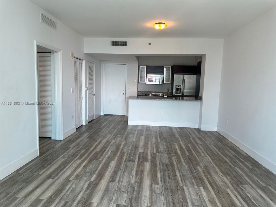 For Sale: $549,000 (1 beds, 1 baths, 702 Square Feet)