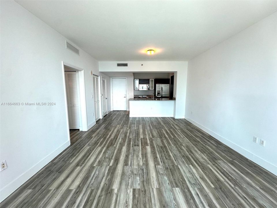 For Sale: $549,000 (1 beds, 1 baths, 702 Square Feet)