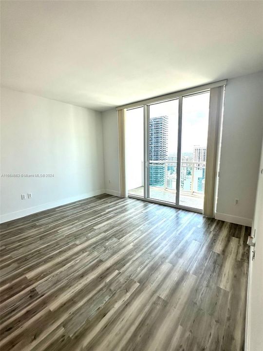 For Sale: $549,000 (1 beds, 1 baths, 702 Square Feet)