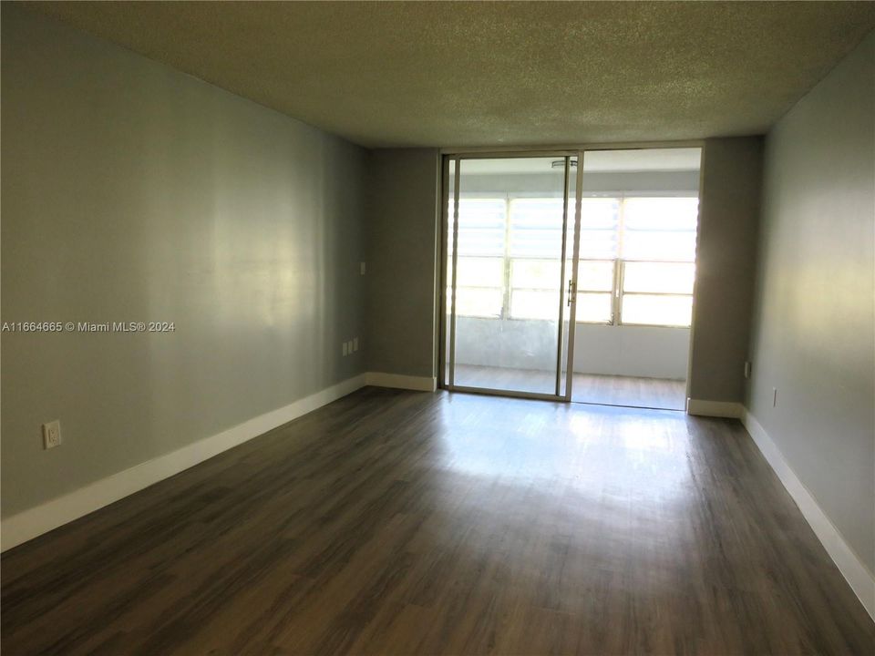 For Sale: $128,999 (1 beds, 1 baths, 640 Square Feet)