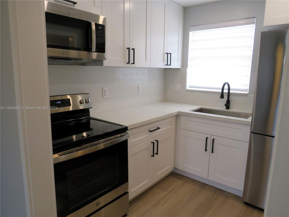 For Sale: $128,999 (1 beds, 1 baths, 640 Square Feet)