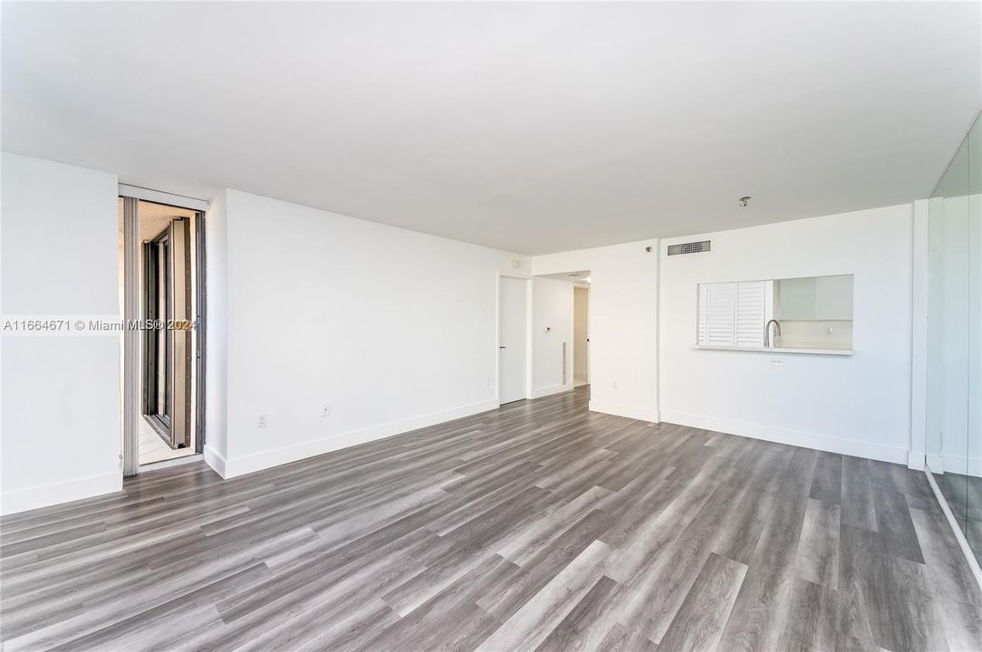 For Sale: $419,000 (1 beds, 1 baths, 700 Square Feet)