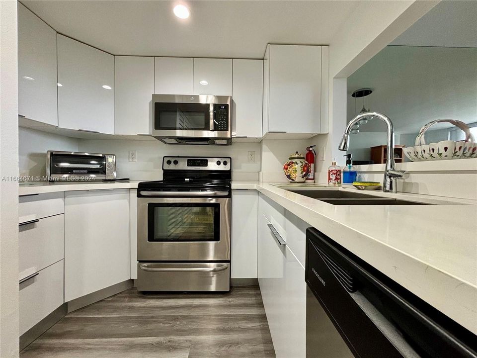 For Sale: $419,000 (1 beds, 1 baths, 700 Square Feet)