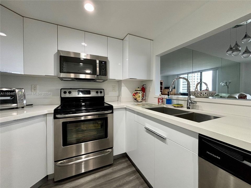 For Sale: $419,000 (1 beds, 1 baths, 700 Square Feet)