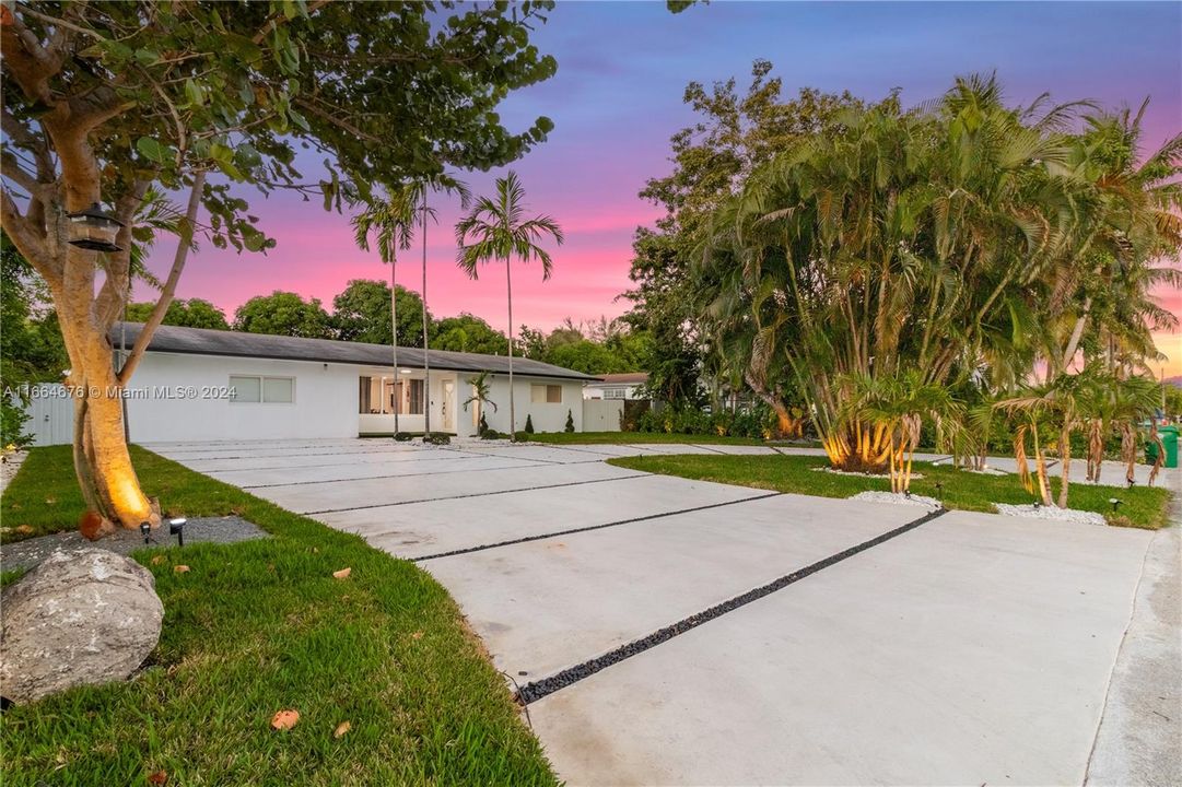 For Sale: $1,099,000 (3 beds, 2 baths, 2035 Square Feet)