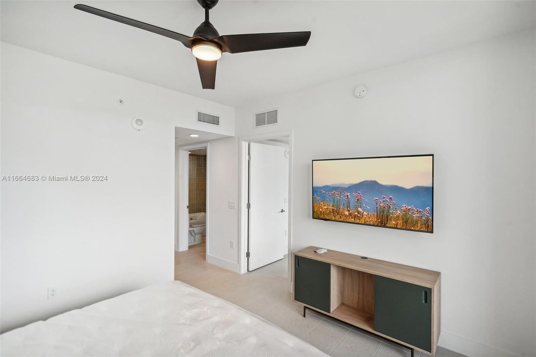 For Sale: $899,000 (1 beds, 1 baths, 540 Square Feet)