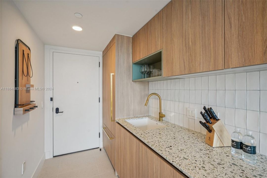 For Sale: $899,000 (1 beds, 1 baths, 540 Square Feet)