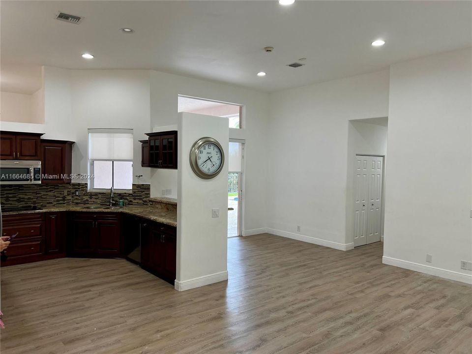 Active With Contract: $7,000 (5 beds, 2 baths, 2764 Square Feet)