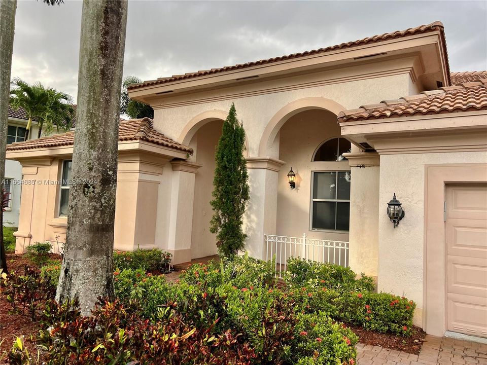 Active With Contract: $7,000 (5 beds, 2 baths, 2764 Square Feet)