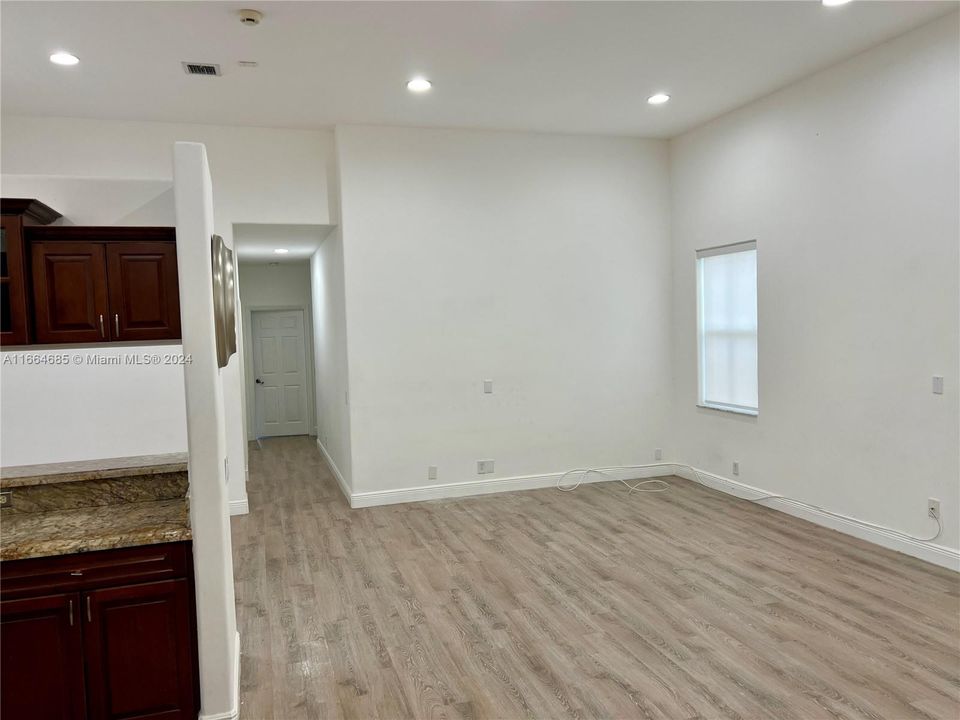 Active With Contract: $7,000 (5 beds, 2 baths, 2764 Square Feet)