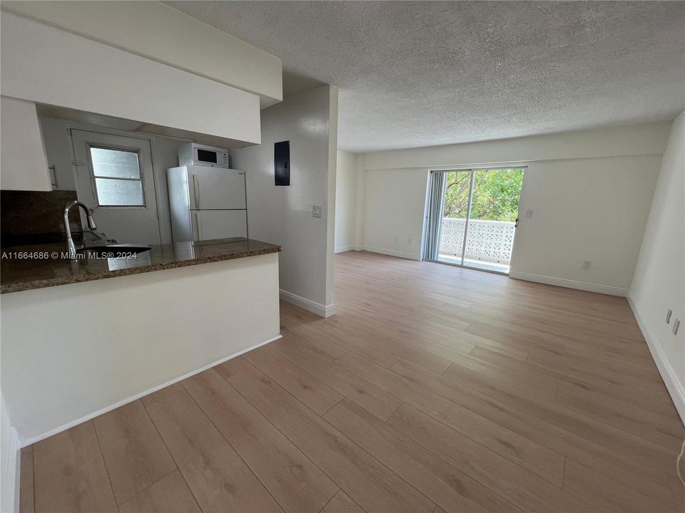 For Rent: $2,350 (1 beds, 1 baths, 667 Square Feet)