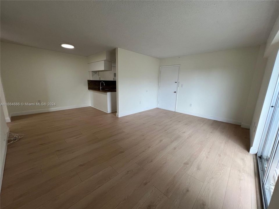 For Rent: $2,350 (1 beds, 1 baths, 667 Square Feet)