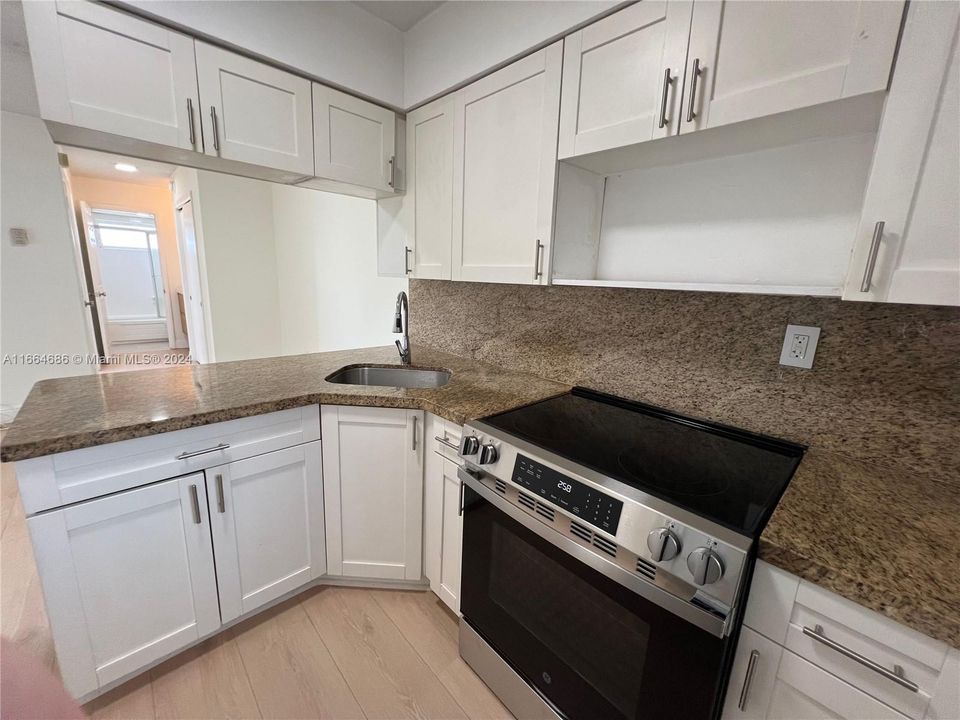 For Rent: $2,350 (1 beds, 1 baths, 667 Square Feet)