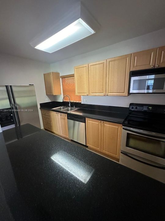 For Rent: $2,300 (1 beds, 1 baths, 823 Square Feet)