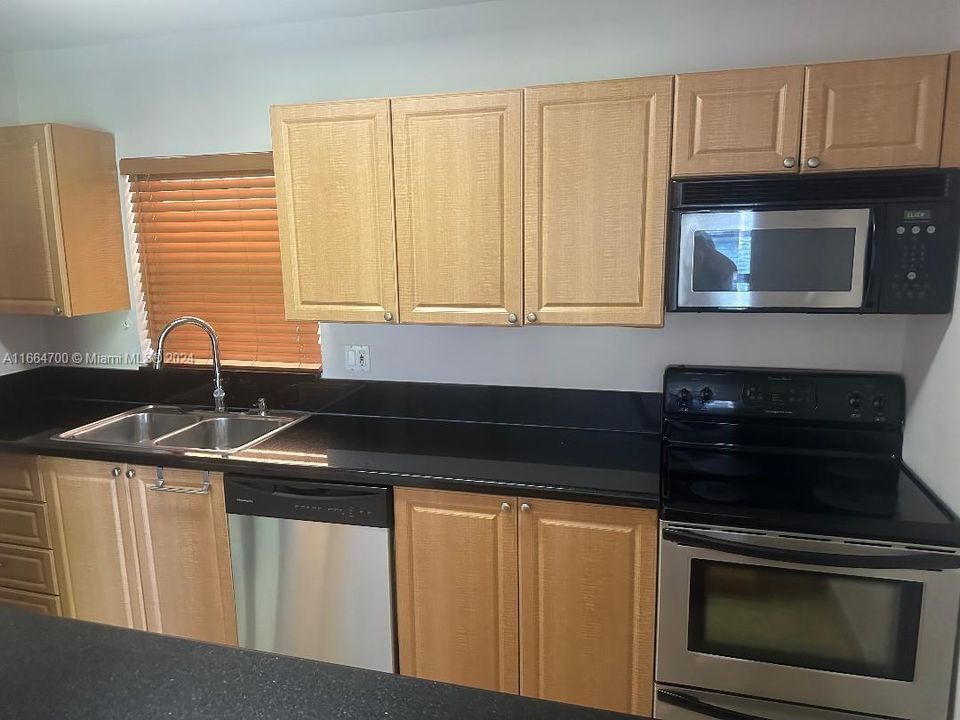 For Rent: $2,300 (1 beds, 1 baths, 823 Square Feet)